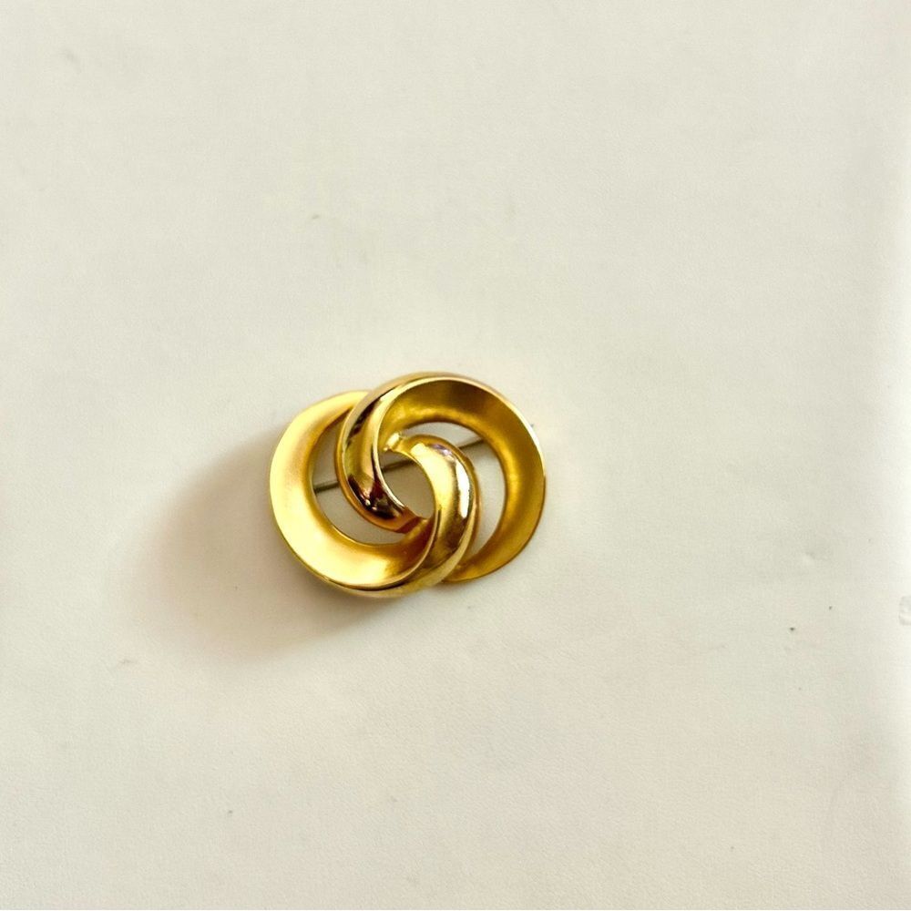 Elegant Vintage Gold-Tone Interlocking Ring Brooch